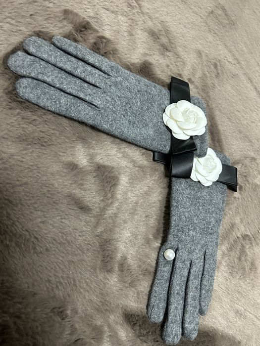 Manusi gri, cu accesoriu, noi