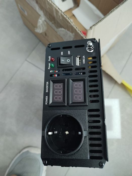 Vand Invertor auto 12-220V,  2000W pt Long Life  sinus pur cumparat de