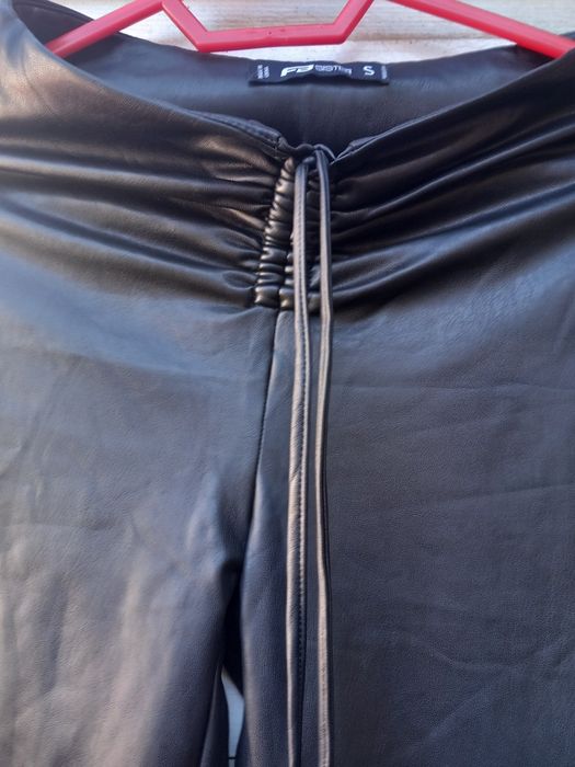 Vând pantaloni negrii