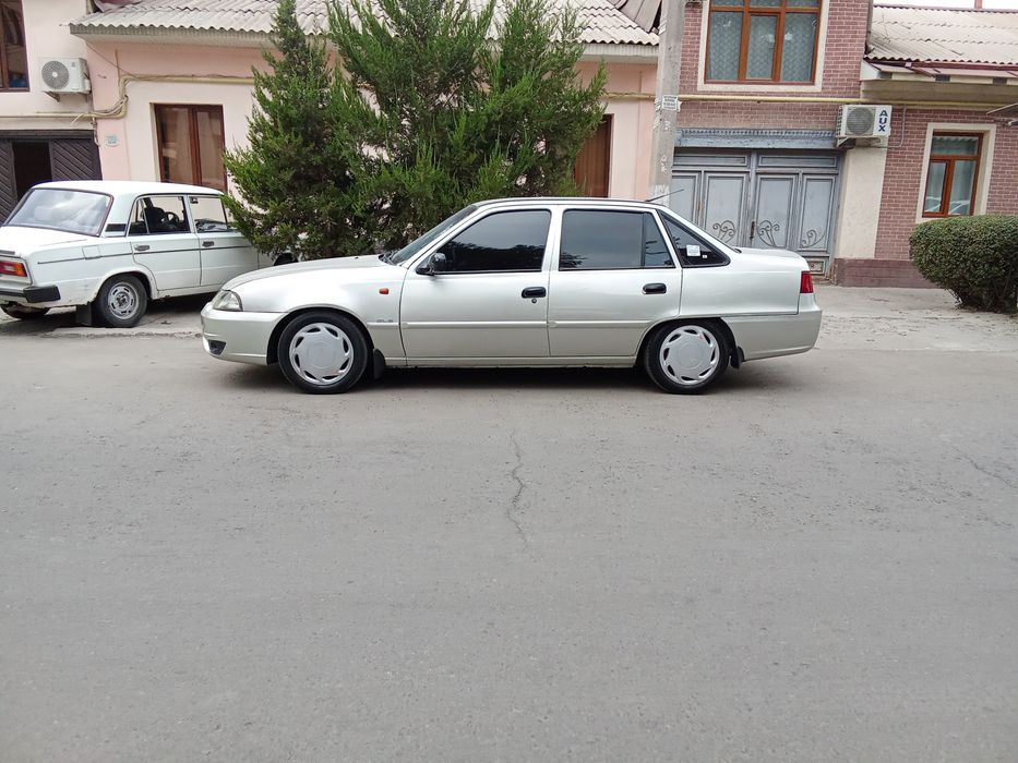 Moshina sotiladi benzinda