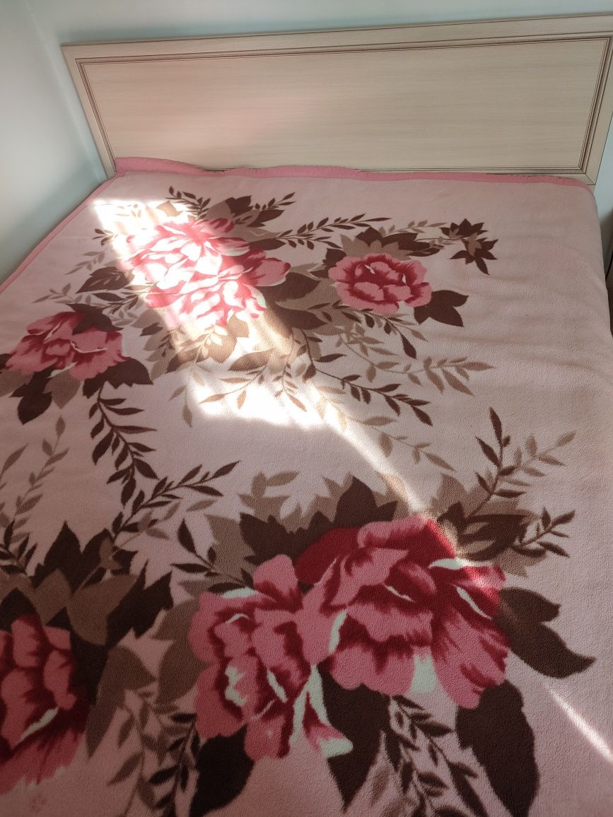 Продам 2-х спальную кровать с матрасом