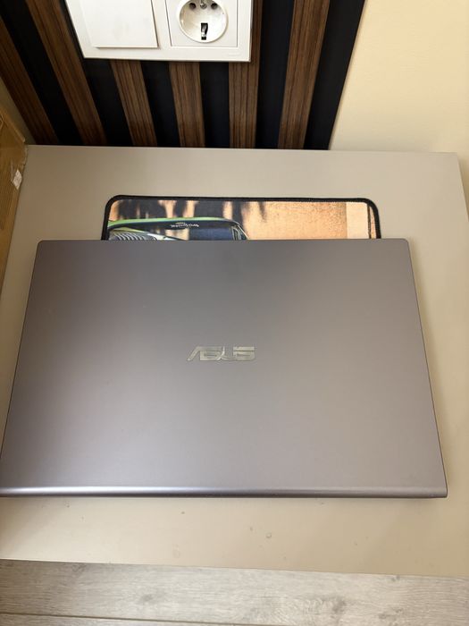 Продается ноутбук. Состояноее хорошее. Почти не пользовались.