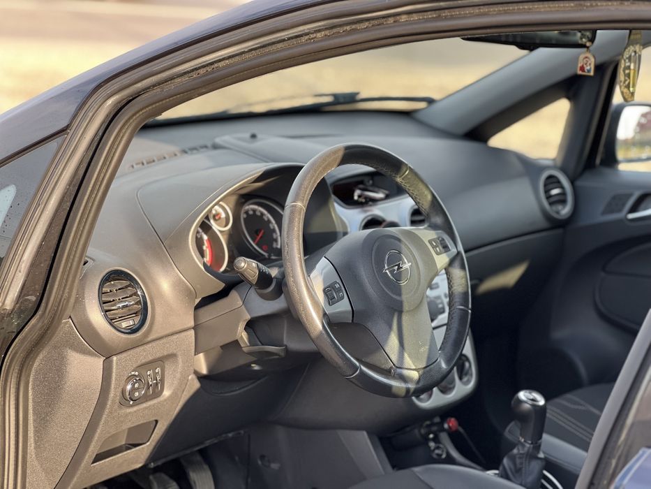 Opel corsa d 2012 benzina