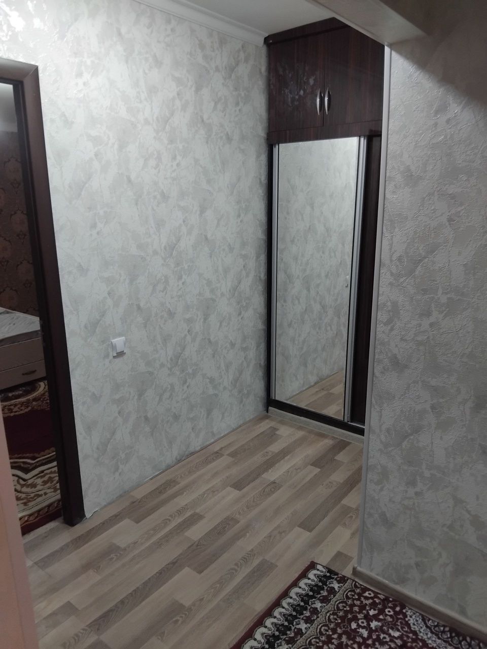 Срочна аренда Мед коллеж жихозлари билан 2 хона 2 этаж атапления бор