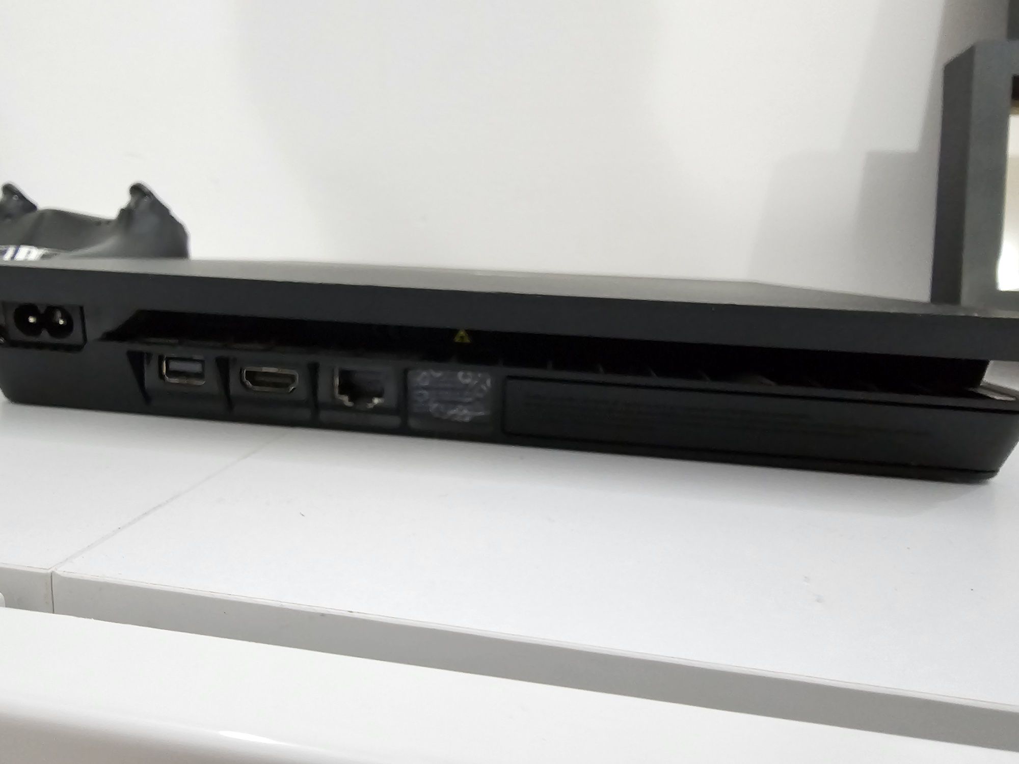 Playstation 4 slim 1TB с 2 контролера