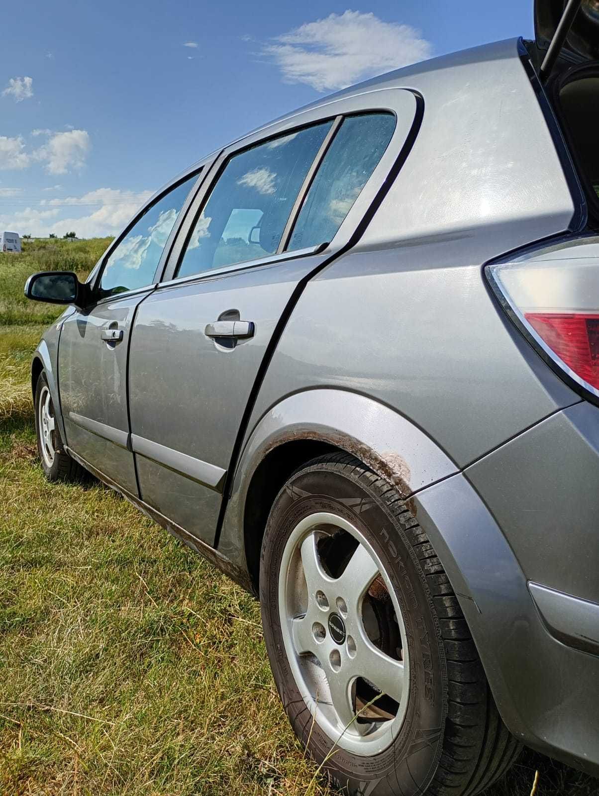 Vand Opel Astra H 2005 pret 5400 lei (anvelope iarna incluse)