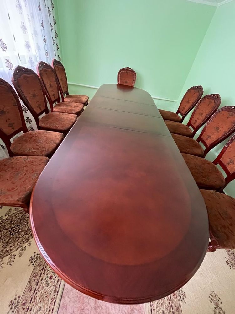 Срочно продам большой стол со стульями