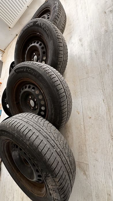 Jante de tablă cu cauciucuri de iarnă 215/70 R16 si capace