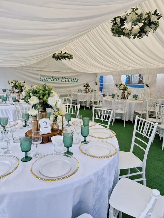 Umbrele de inchiriat mese cocktail mese scaune ghirlande luminoase