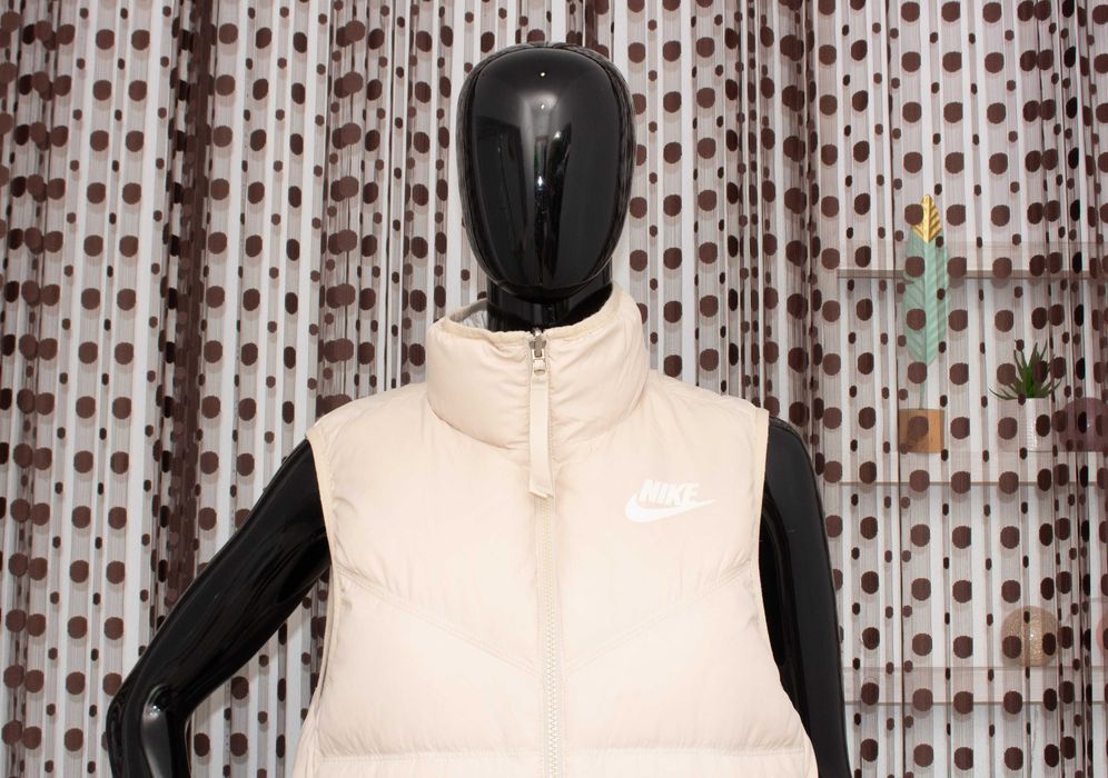 Nike оригинална дамска пухена грейка двулицева бежов елек с пух М