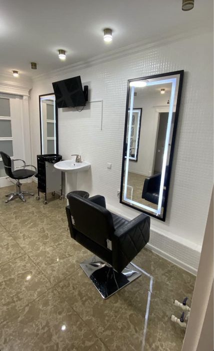 Сдам парикмахерское кресло в центре города