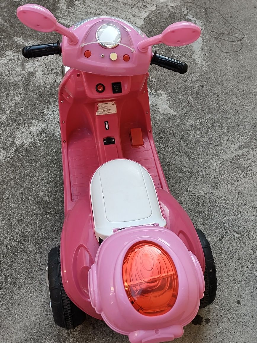 Scooter/mașină electrică vespa fetițe