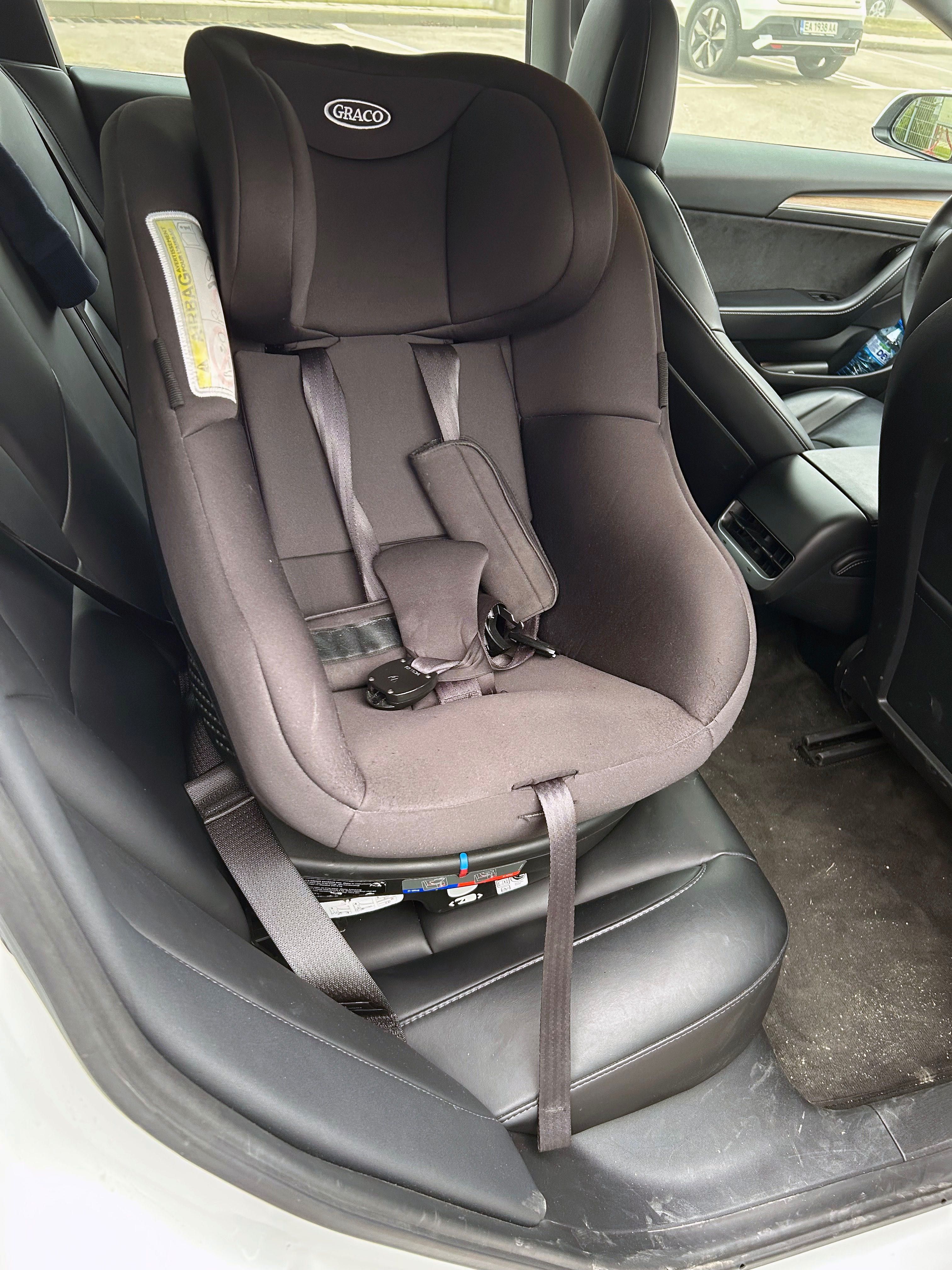 Продавам Въртящо се Детско Столче за Кола ISOFIX Graco Turn2Me