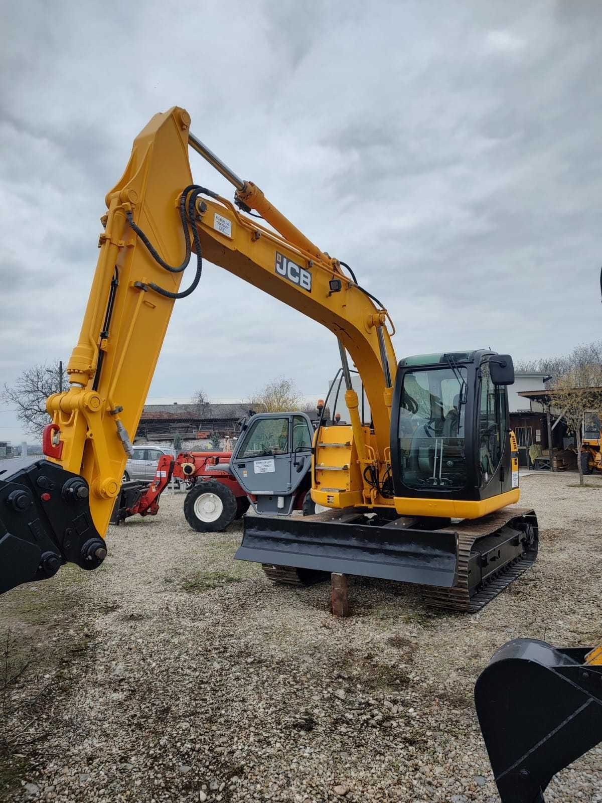 Excavator marca JCB. model JZ140