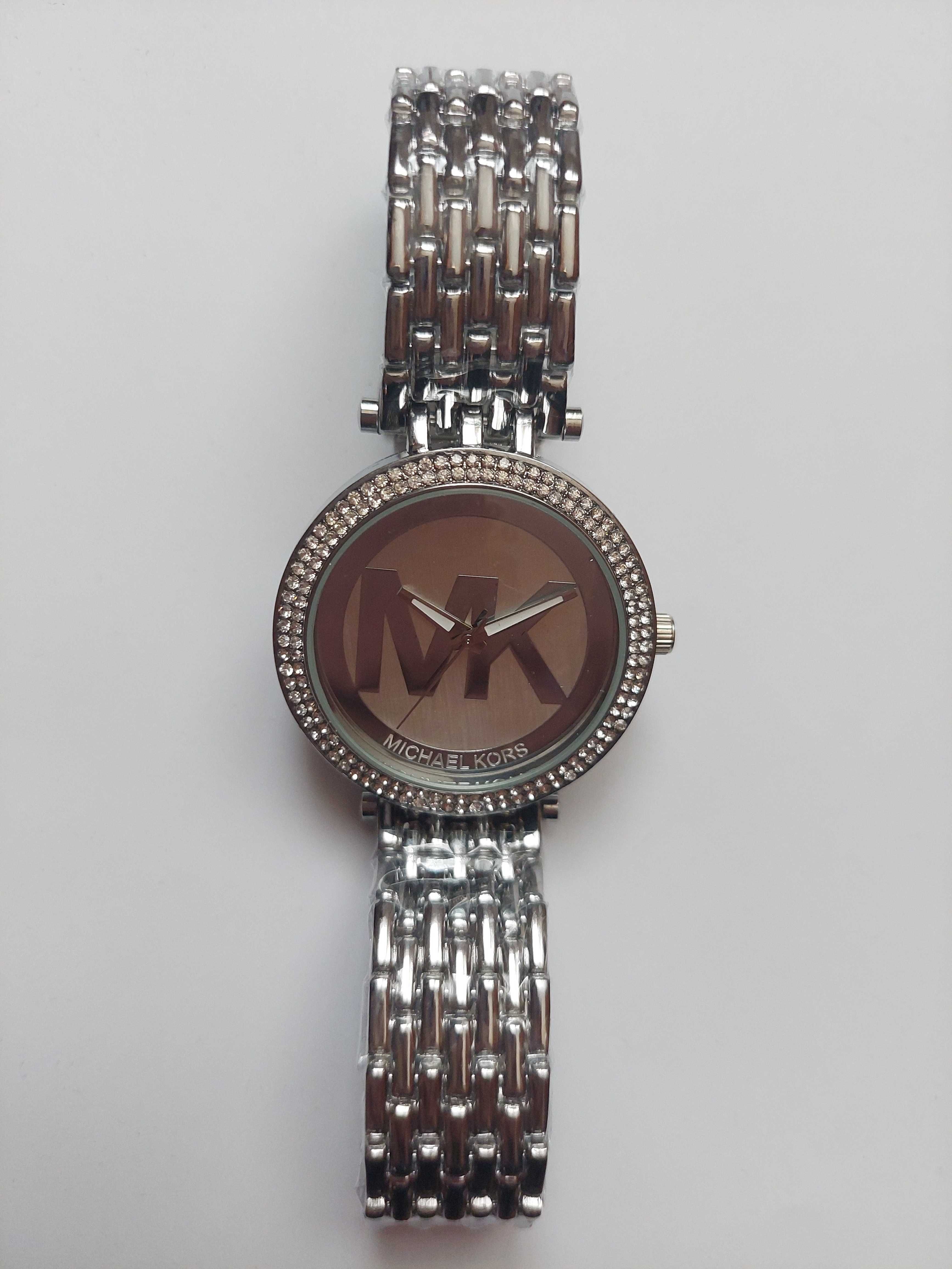 Чисто нов часовник, Michael Kors с кутийка възглавничка.