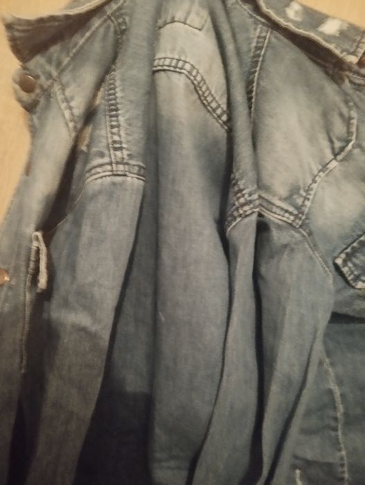 Vând cămașă din imitație de denim