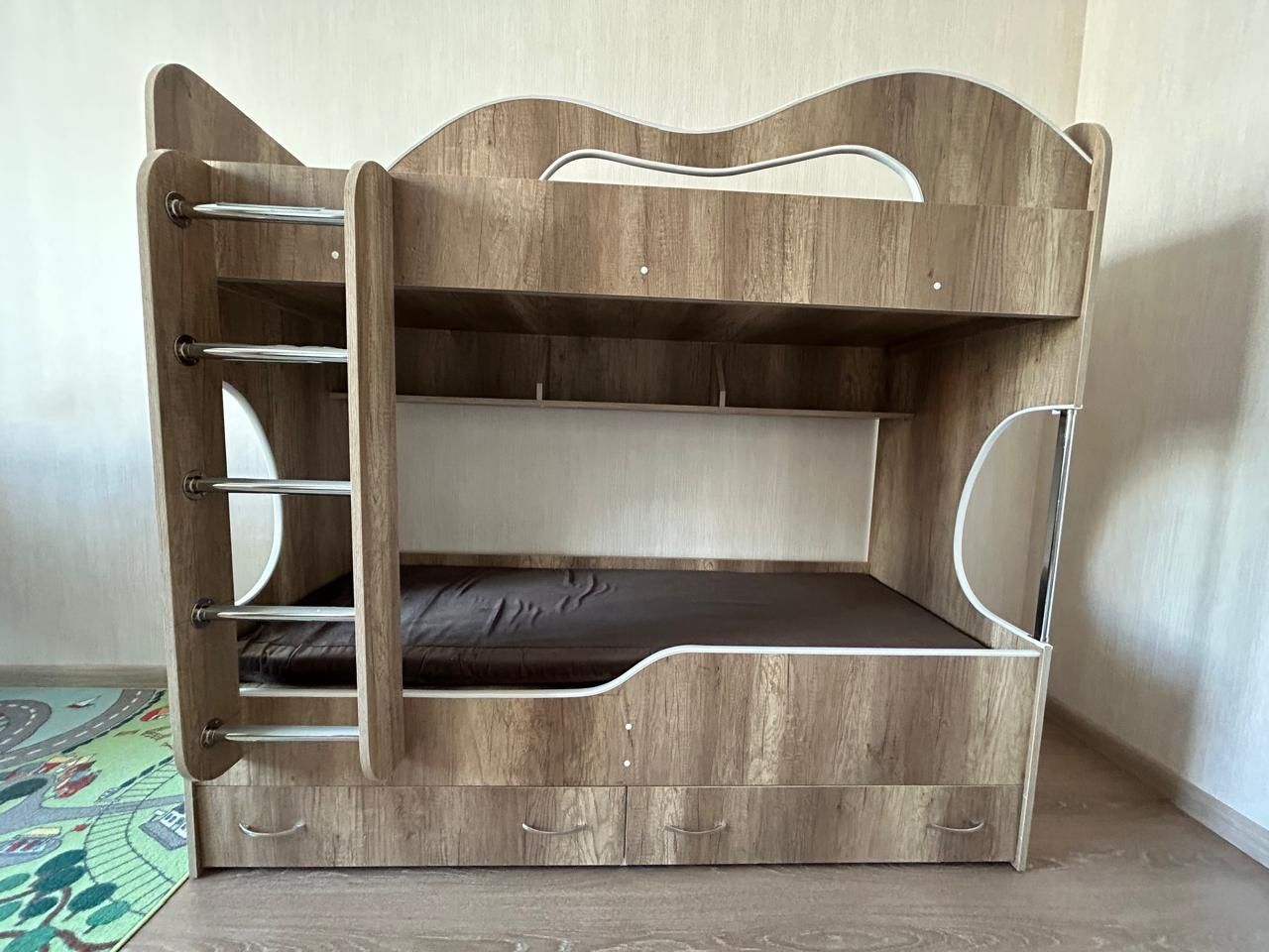 Продам двухъярусную детскую кровать