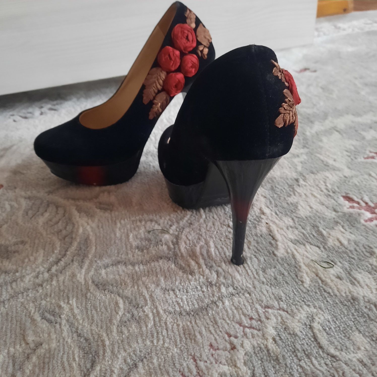 Туфли женские на каблуках