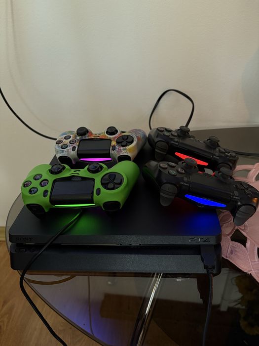 URGENT 999 lei!! ps4 slim cu 4 controllere si 11 jocuri!