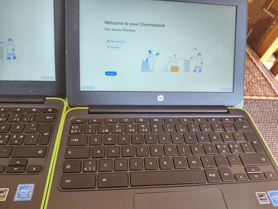 Продават се  два лаптопа hp crome Os +  Към тях Палмър банк 30000