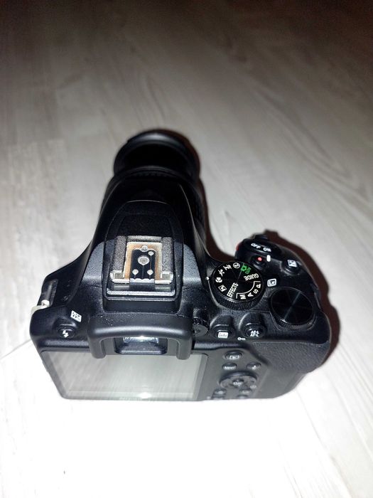 Vând Nikon D3500 + kit 18-55 mm + card 64GB + acumulator – ca nou