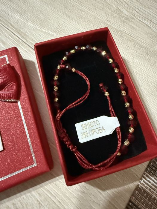 Продам красные нити с золотом и натуральными камнями