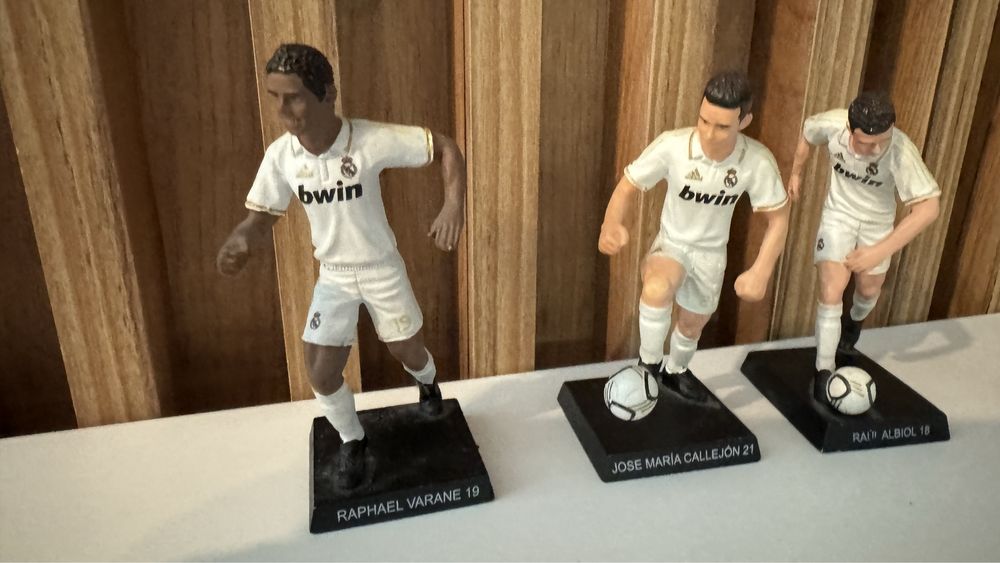 Масивни фигурки за колекционери футболисти и герои от филми