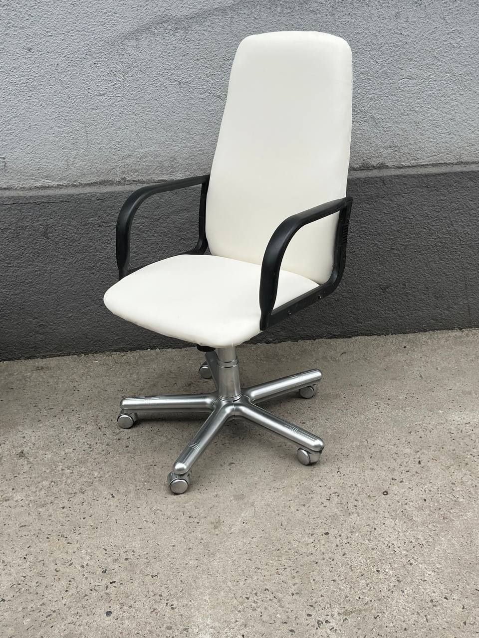 Офисный кресло цена от 14000 выше