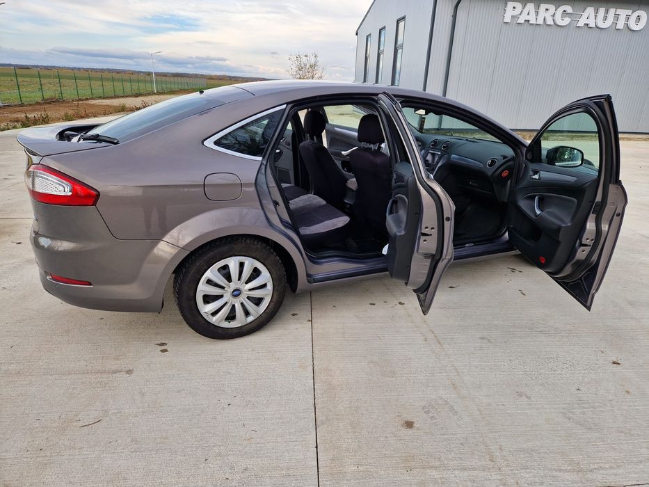 Vând Ford mondeo