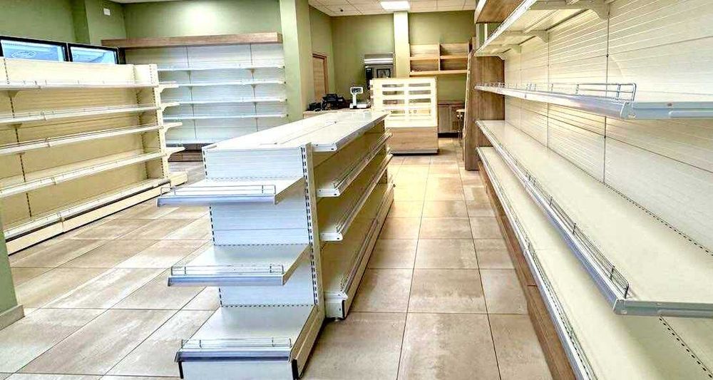 Продавам стелажи, неутрална витрина и щанд маса за магазин в София
