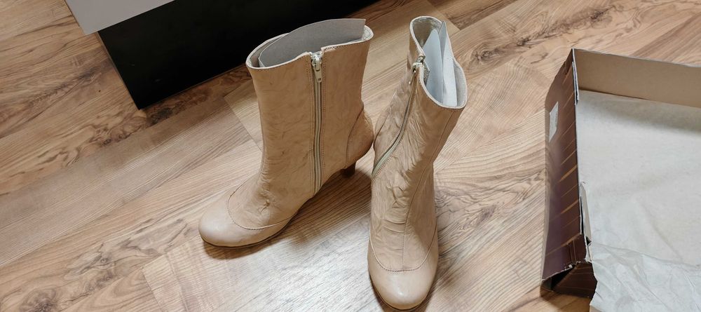 Нови Дизайнерски Боти от Естествена Кожа в Цвят Nude/Бежово Номер 38