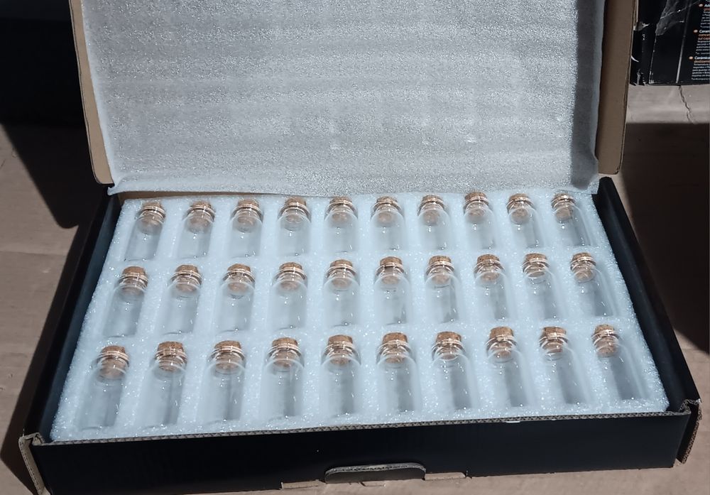 set de 30 de mini sticle de sticlă marca Com-four, prevăzute cu dopuri