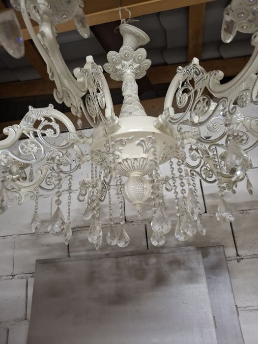 Люстра для зала белая