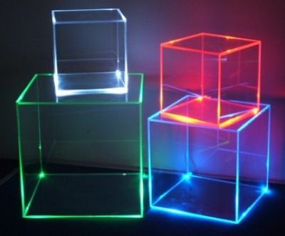Piedestal din plexiglas sub forma de cub