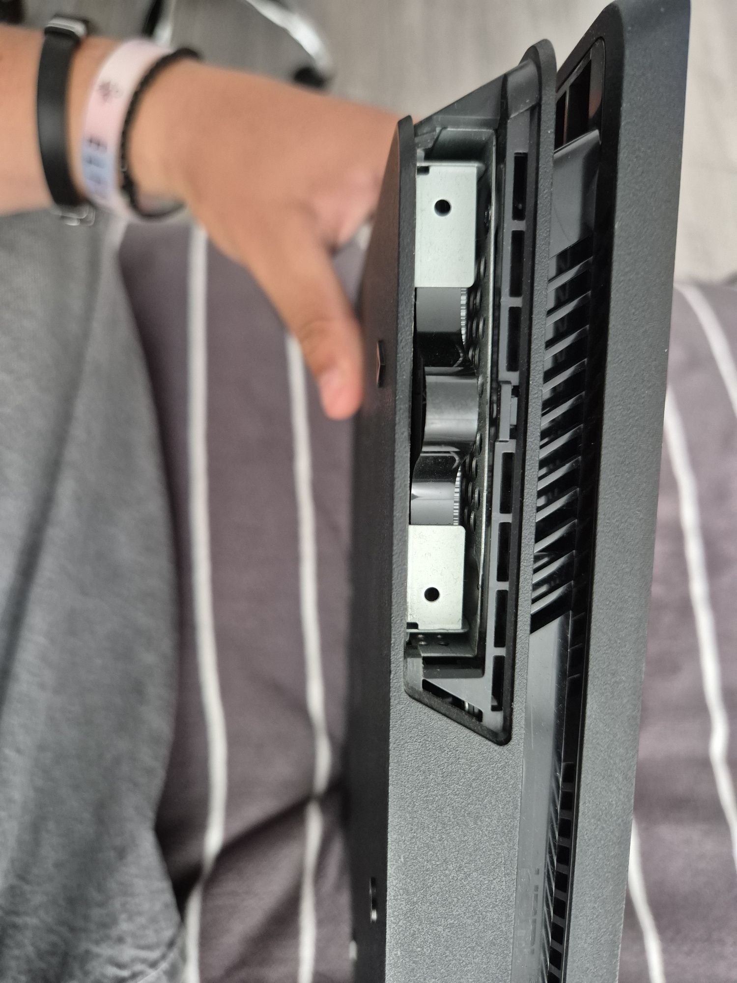 Ps4 slim,ca nou,schimbat pasta termo,mentenanta acm 2 luni