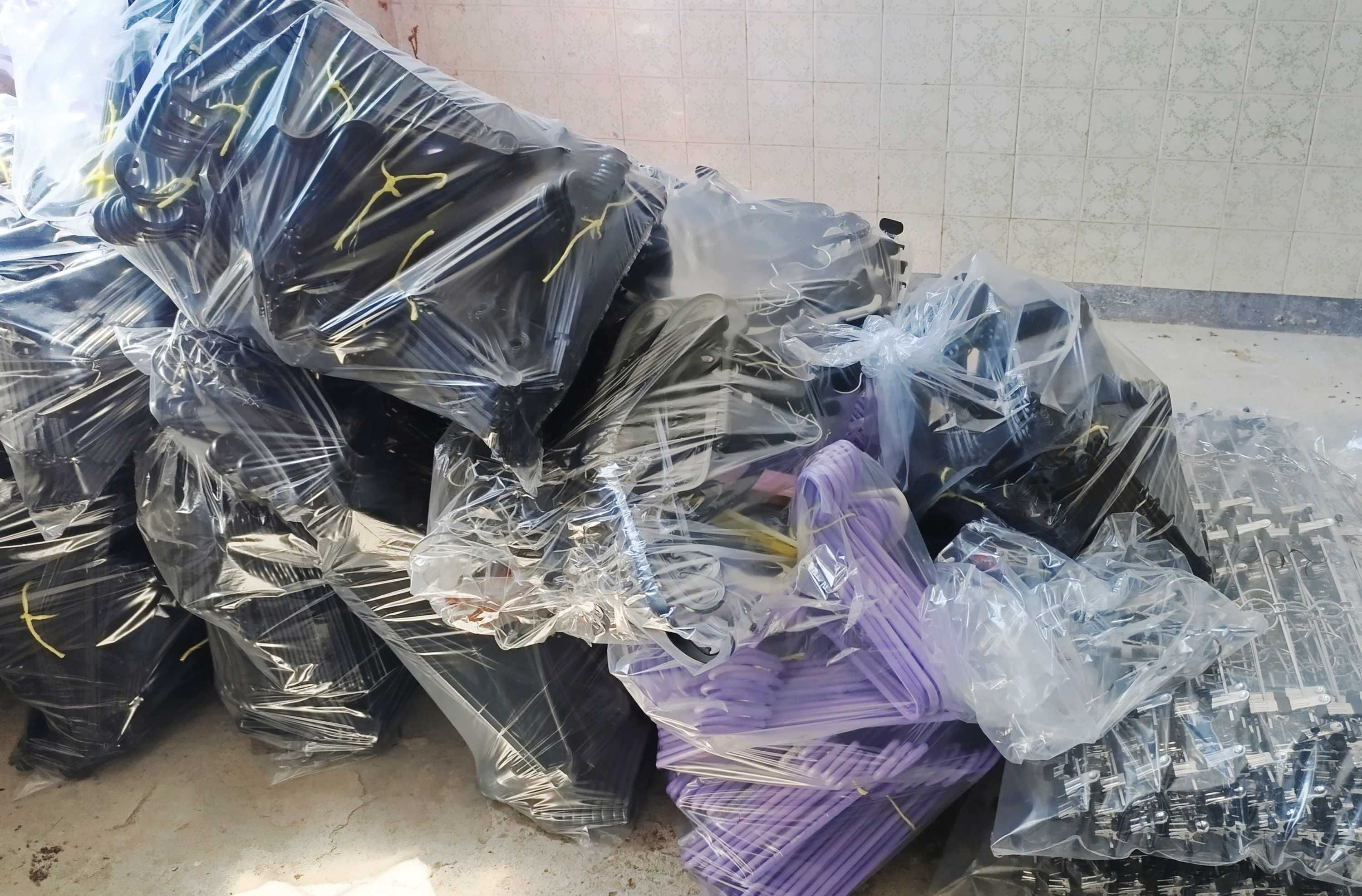 Продавам оборудване за магазин за дрехи – запазено, втора употреба.