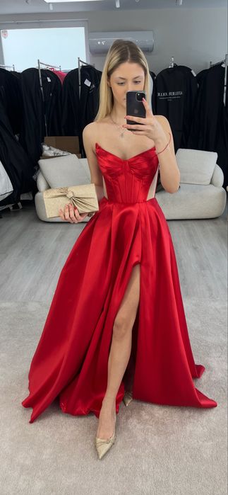 Бална червена рокля