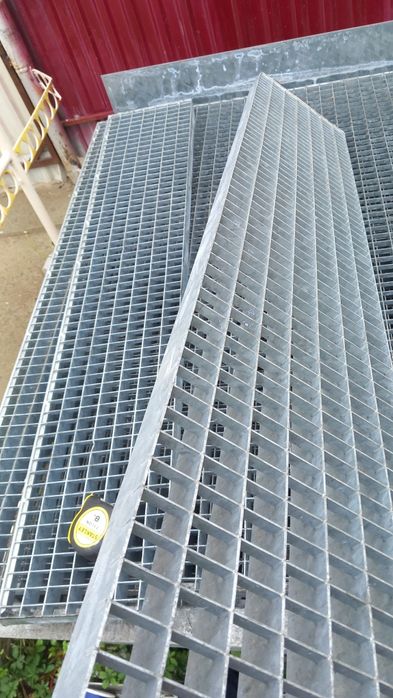Trepte zincate modele si dimensiuni diferite din rigola sau grilaj
60-