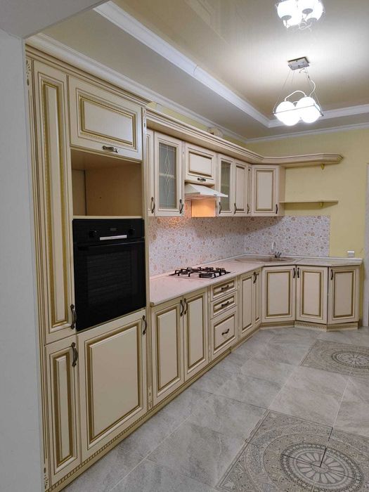 Продам кухонный гарнитур б\у с газовой поверхностью и вытяжкой