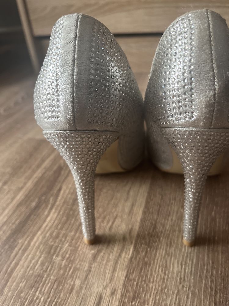 Pantofi cu pietricele stiletto