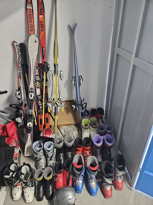Vând schiuri + clăpari !