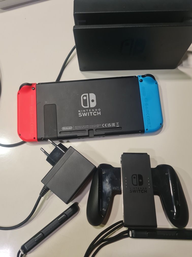 Nintendo Switch конзола с осем игри