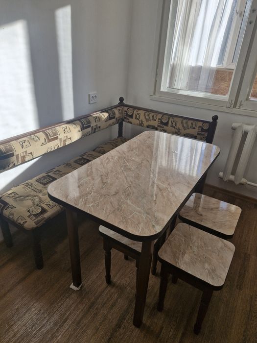 Стол с стульями кухонный