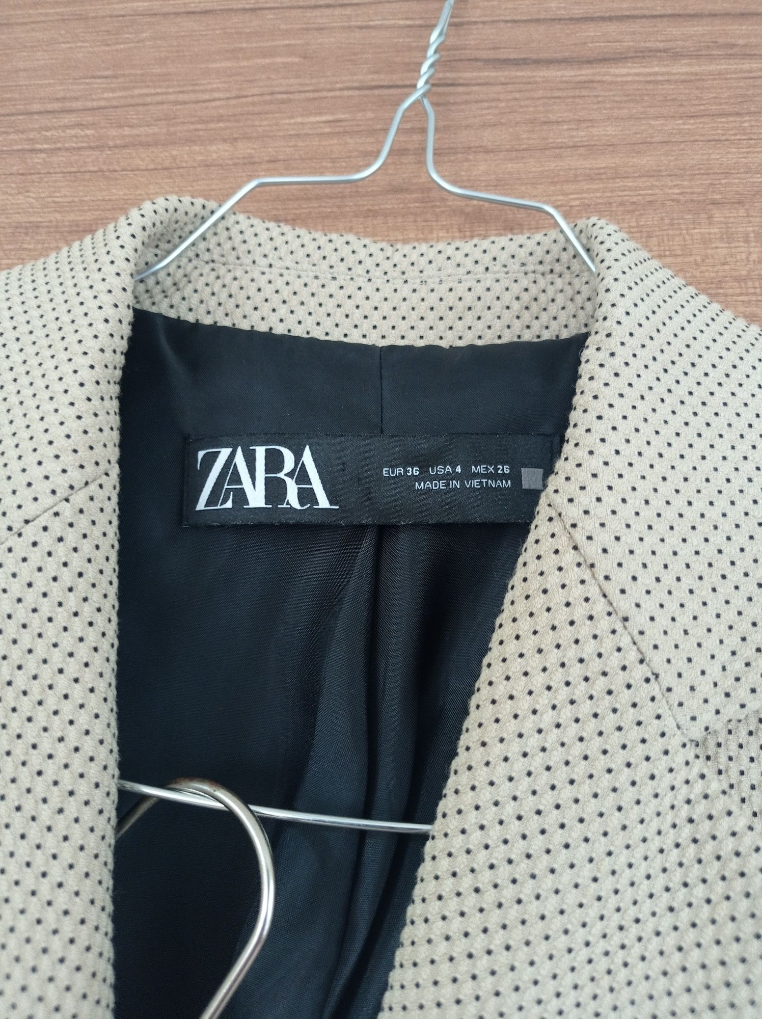 ZARA   Продавам  този пролетен костюм на Зара.Сако и панталон с ръб,