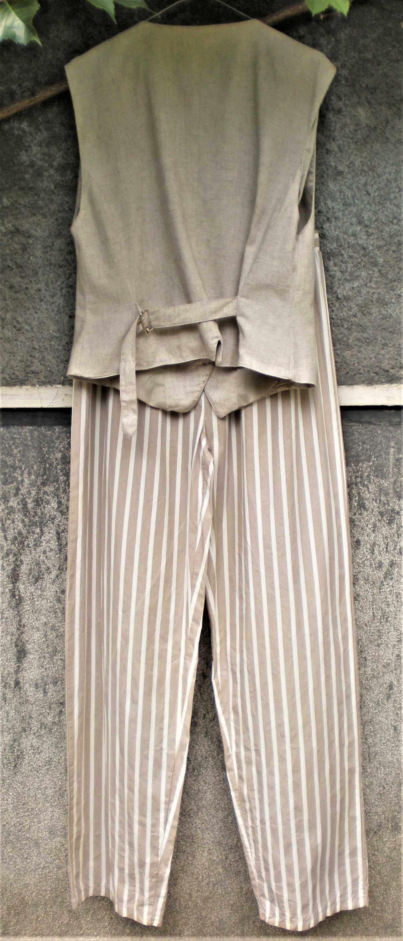 Compleu din vestă BEJ cu pantaloni în dungi BEJ+OCRU