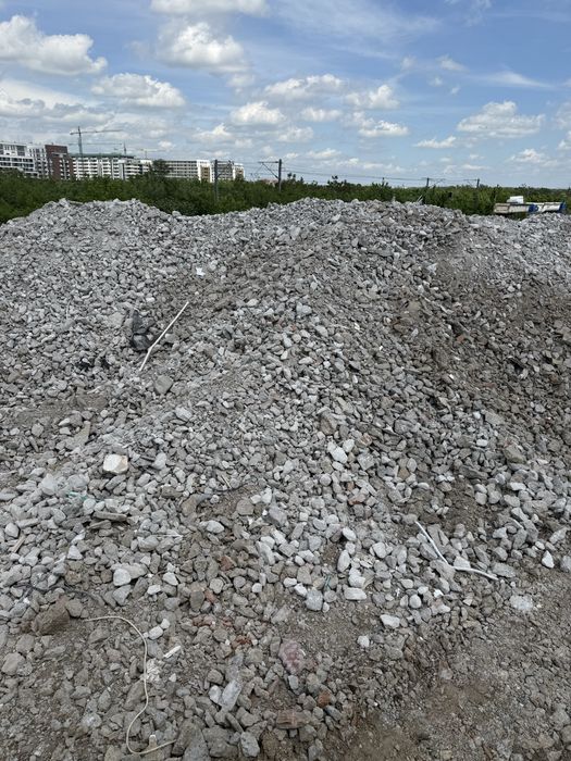 Piatra , Nisip , Beton Concasat , Asfalt  Frezat, Balastru , Pamant