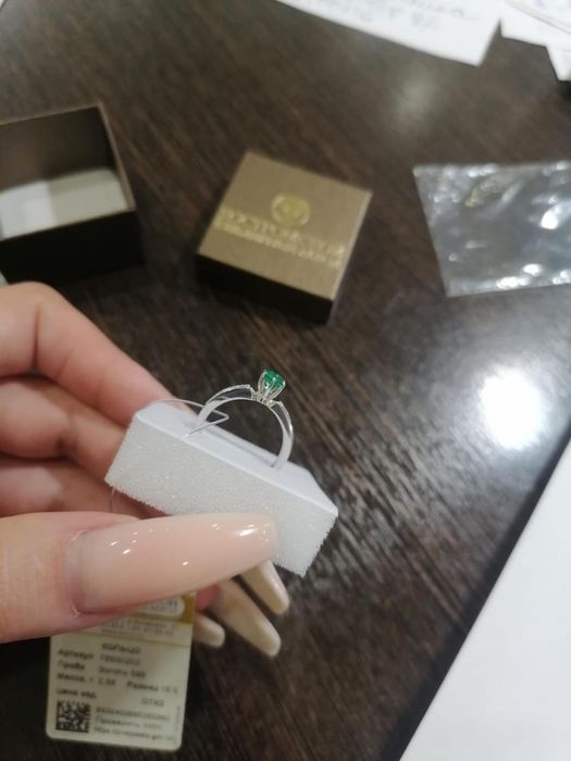 кольцо из белого золота с изумрудом