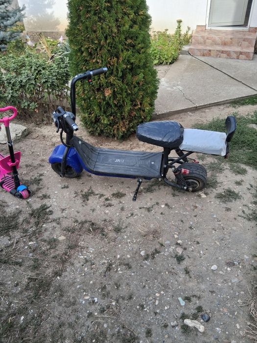 Vând scuter Harley
