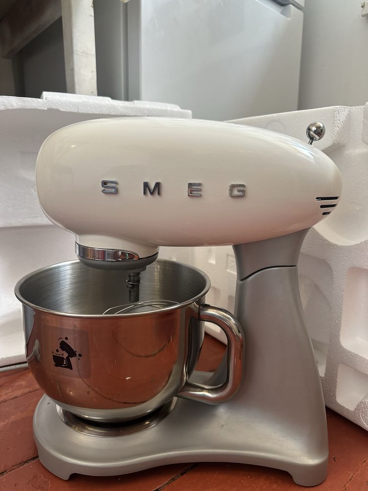 Smeg миксер  почти жаңа 2 ай қолдандым тек наличка нақты баға
