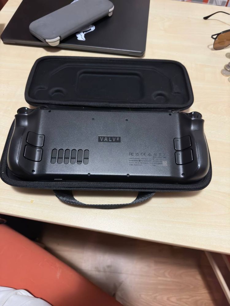 Продавам Steam Deck 64 GB + MicroSD 512 GB